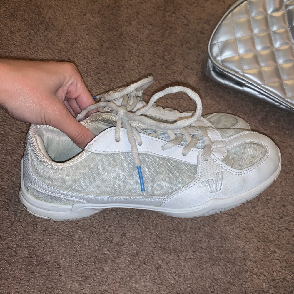 Cheer shoes